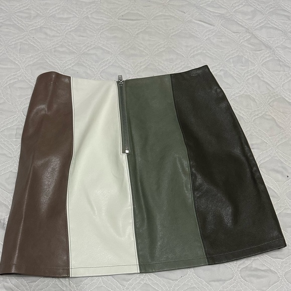 Neutral colors mini skirt with small slit. Color block - Picture 3 of 3